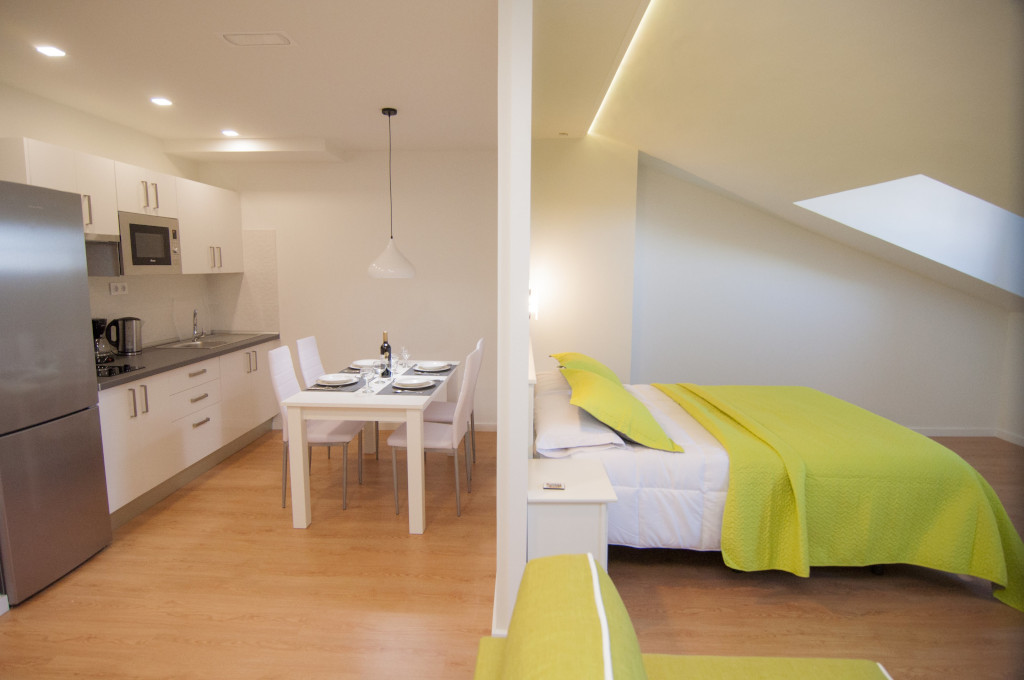Offene Küche mit Esstisch und angrenzendem Schlafzimmer in Puerto de la Cruz.