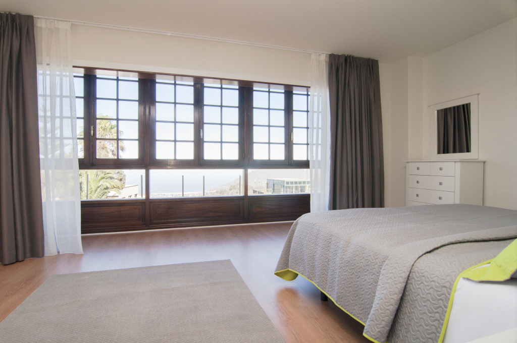 Schlafzimmer mit großem Fenster und Meerblick in Puerto de la Cruz, Teneriffa.