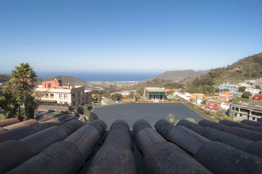 Blick auf Tacoronte in Teneriffa mit Meer und Bergen im Hintergrund.