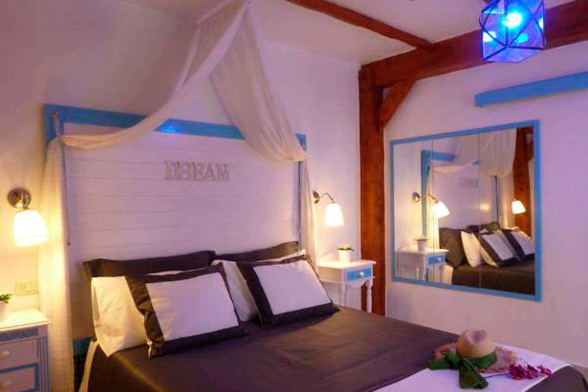 Schlafzimmer in Hotel in Tenerife mit blauem Dekor und DREAM über dem Bett.