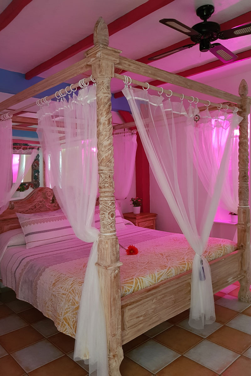 Himmelbett mit Moskitonetz, rosa Beleuchtung, Schlafzimmer in Teneriffa.