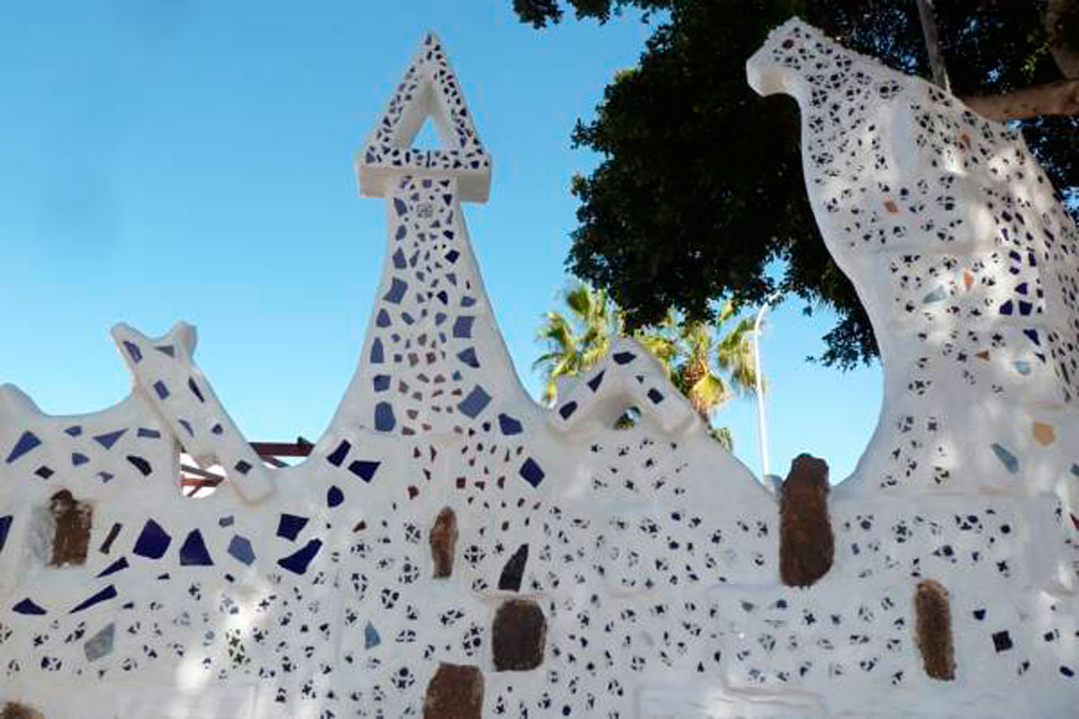 Skulptur mit Mosaik am Platz in Santa Cruz de Tenerife.