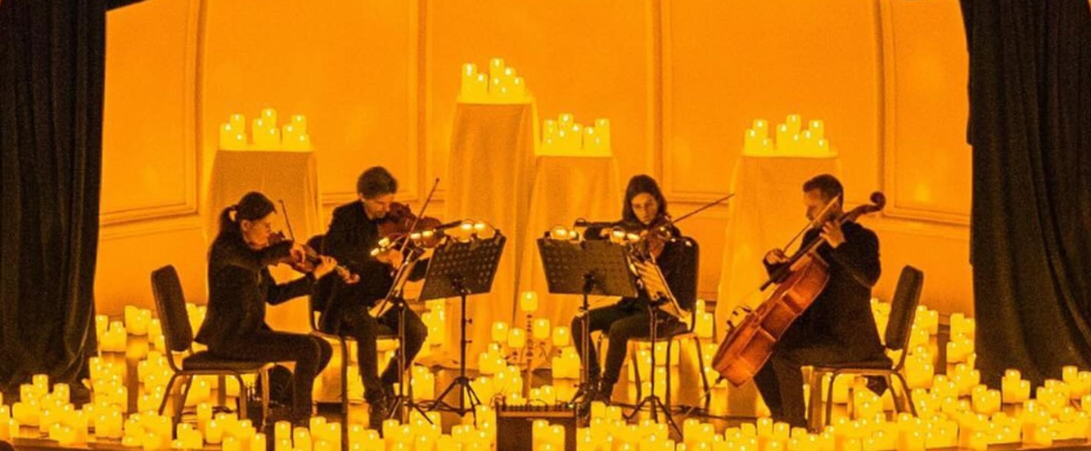 Quartett im Kerzenlicht spielt in einem Konzertsaal in Santa Cruz de Tenerife.