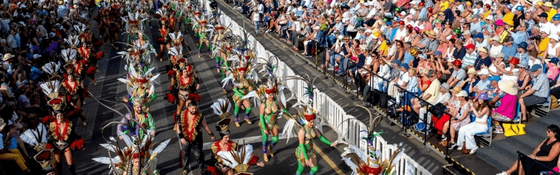 Parade in bunten Kostümen beim Karneval von Santa Cruz de Tenerife.