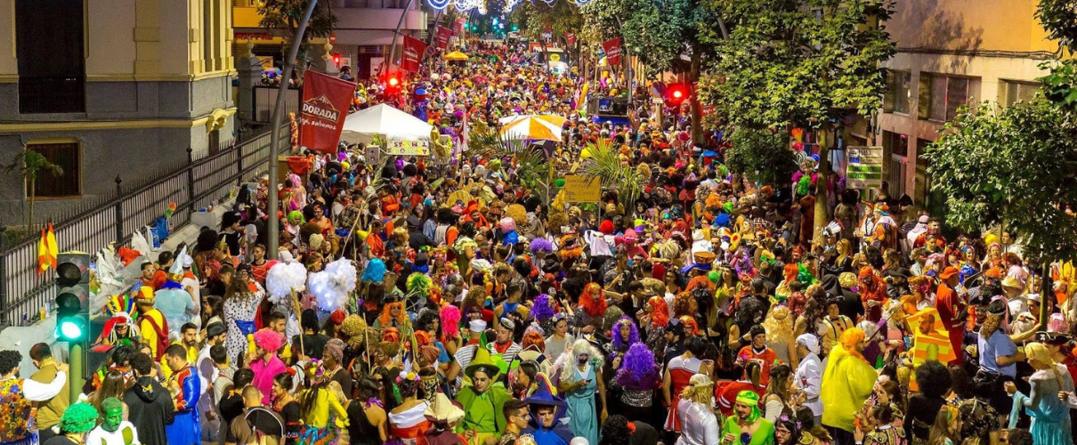 Menschenmenge in bunten Kostümen beim Karneval in Santa Cruz de Tenerife.