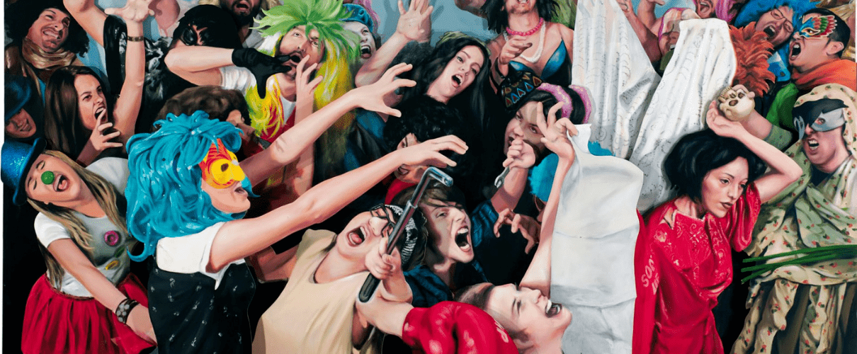 Gruppe verkleideter Menschen feiert, möglicherweise beim Karneval in Santa Cruz de Tenerife.