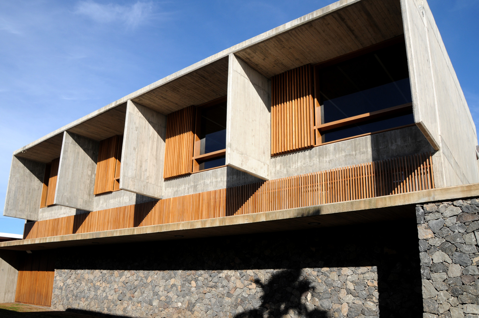 Modernes Gebäude mit Beton- und Holzfassade auf Teneriffa.