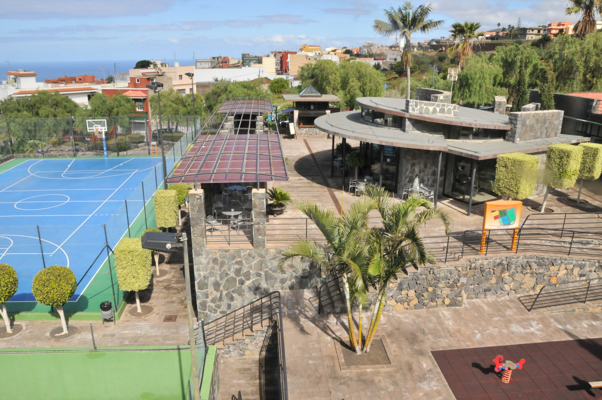 Sportzentrum mit Basketballplatz und Gebäuden in La Laguna, Teneriffa.