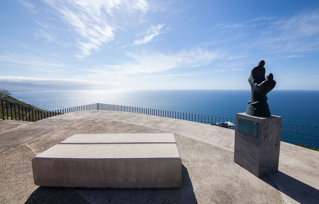 Aussichtspunkt auf Teneriffa mit Skulptur und Blick auf den Atlantischen Ozean bei klarem Himmel.