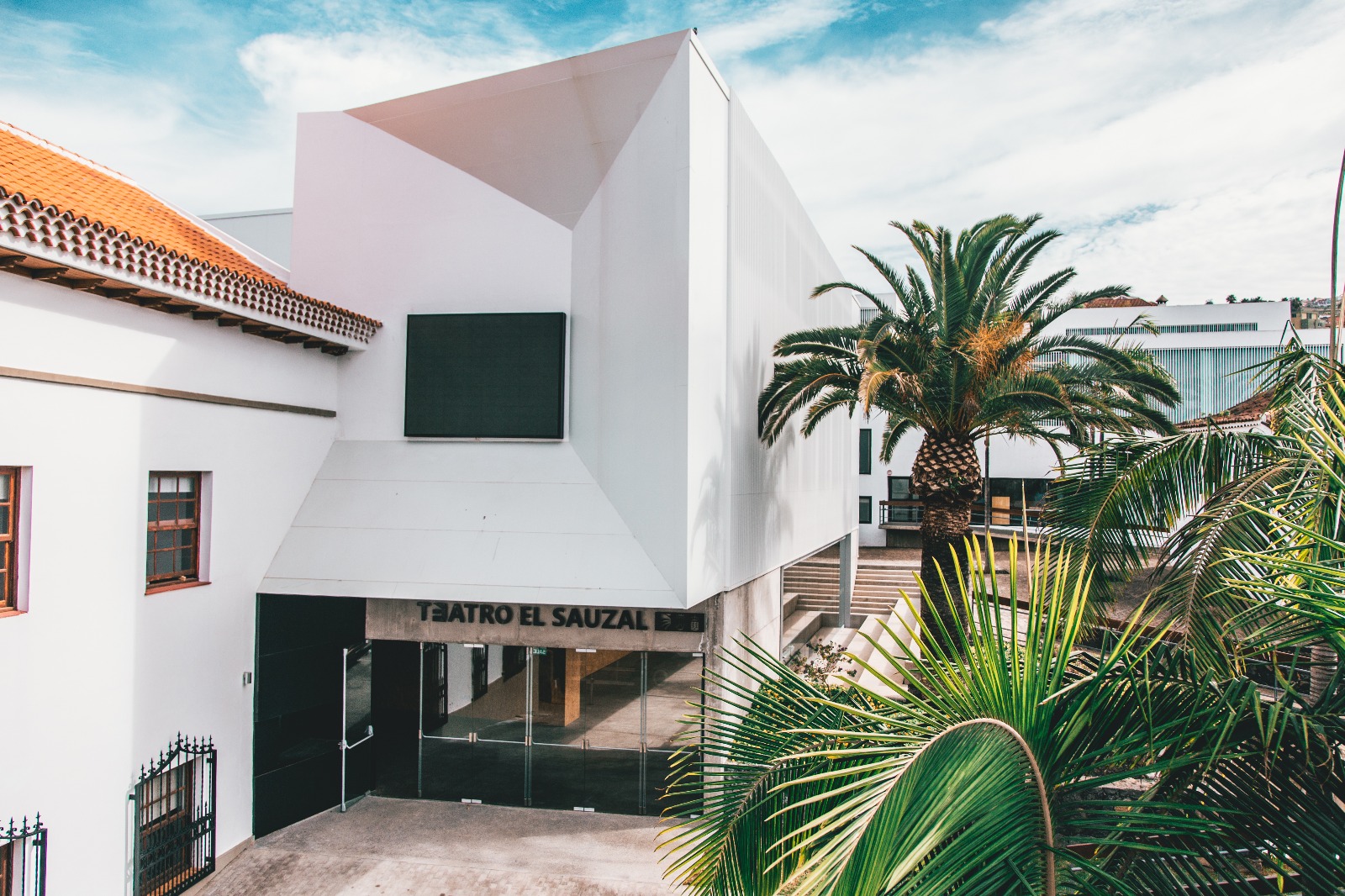 El Sauzal Theater auf Teneriffa, umgeben von Palmen.