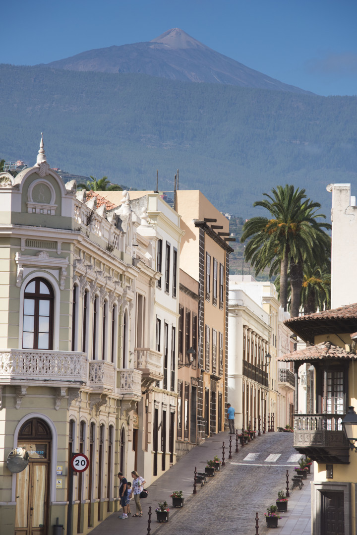 Kopfsteinpflasterstraße mit kolonialen Gebäuden und dem Teide im Hintergrund in La Orotava, Teneriffa.