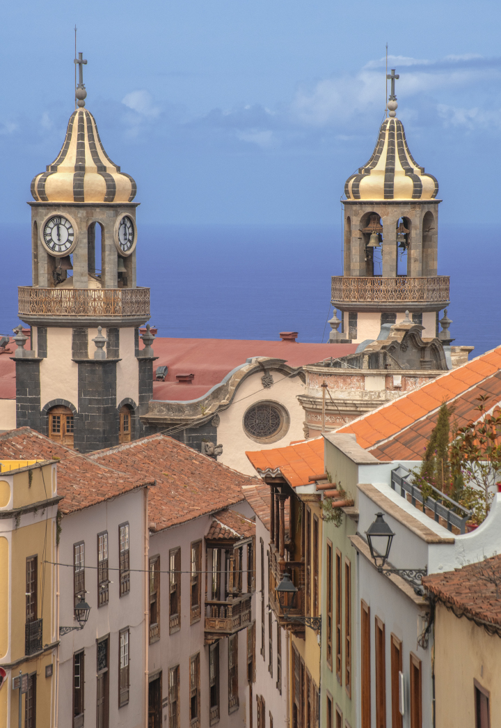 Straße mit Blick auf die Kirche der Empfängnis und das Meer in La Orotava, Teneriffa.