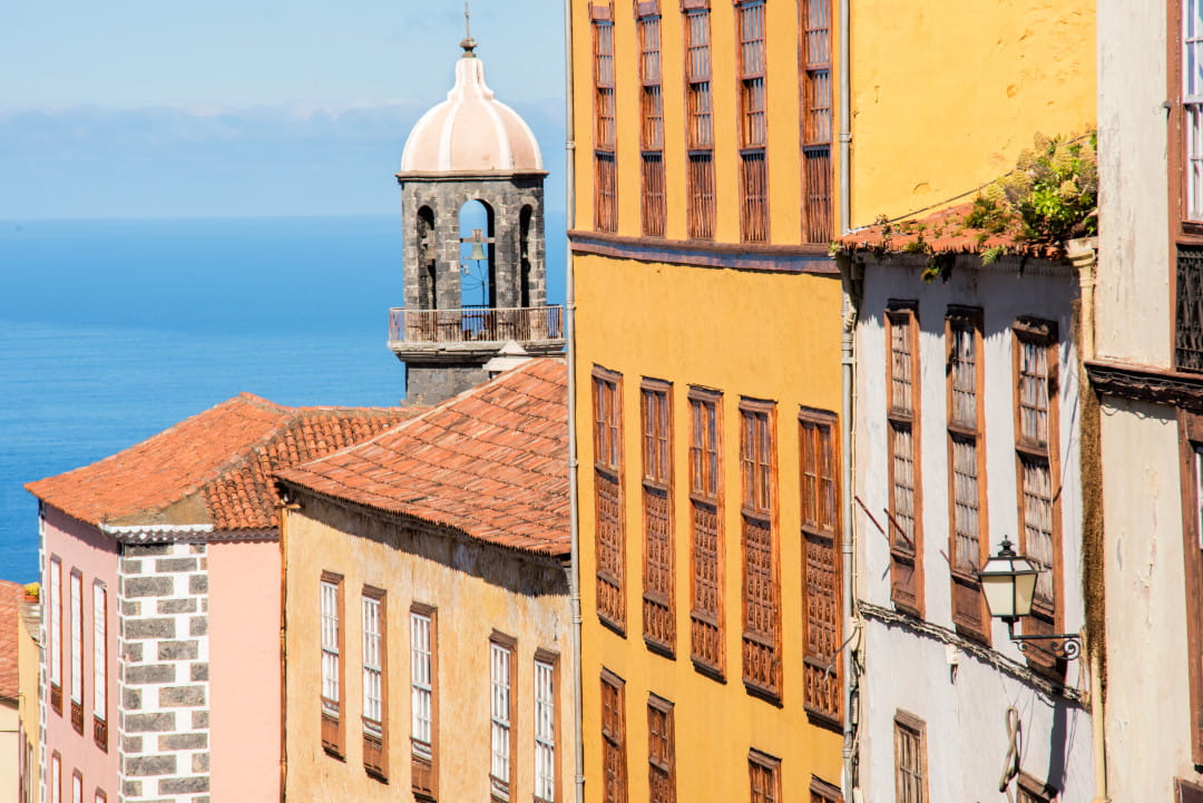 Bunte Häuser und Turm mit Meerblick in La Orotava, Teneriffa.