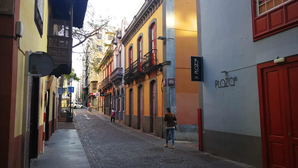 Kopfsteinpflasterstraße mit farbenfrohen Gebäuden in La Laguna, Teneriffa.