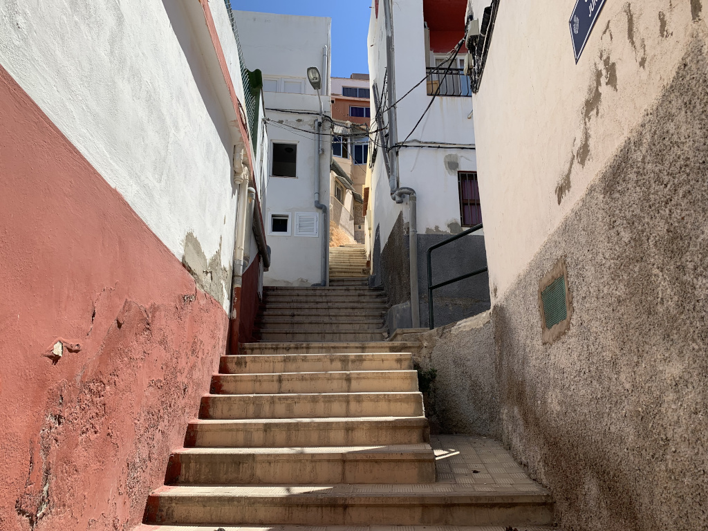 Treppen zwischen den Gebäuden in der Gemeinde Santa Cruz de Tenerife.