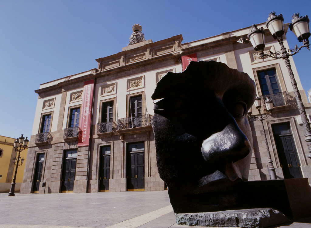 Gesichtsskulptur vor dem Guimerá-Theater in Santa Cruz de Tenerife.