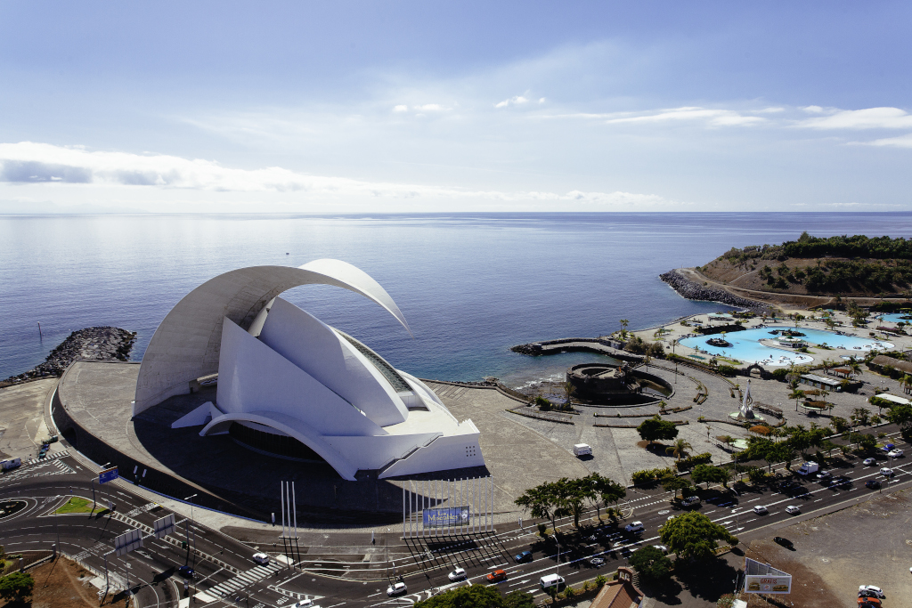 Auditorio de Tenerife neben Schwimmbädern mit Blick auf das Meer.
