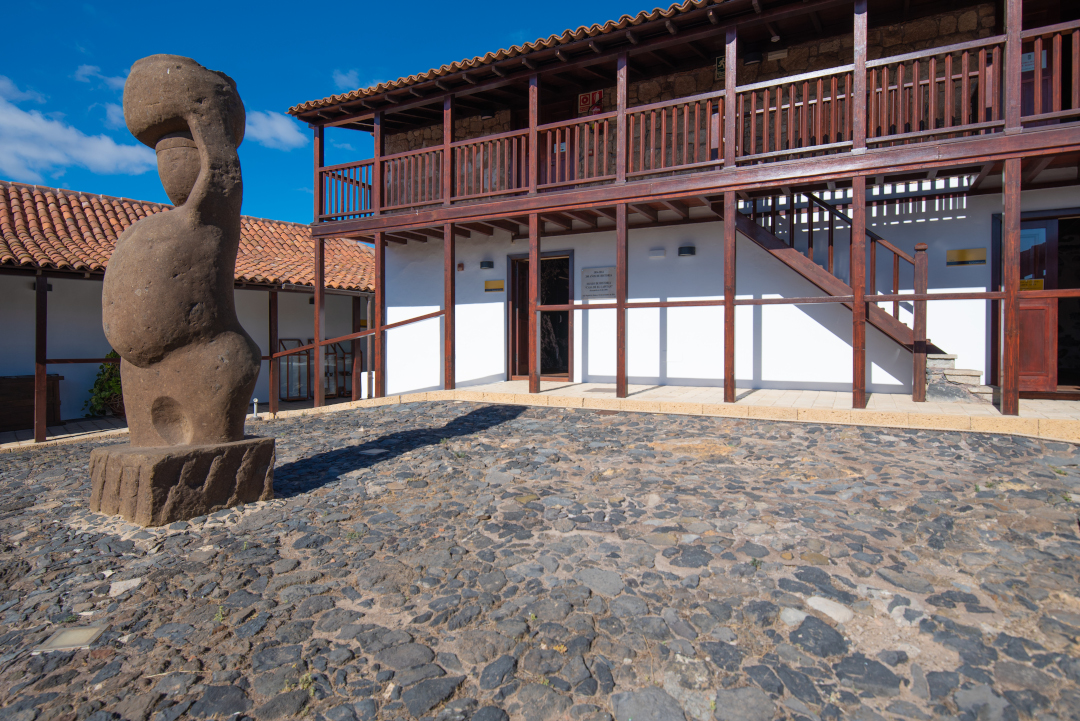 Steinskulptur und Holzgebäude in Vilaflor, Teneriffa.