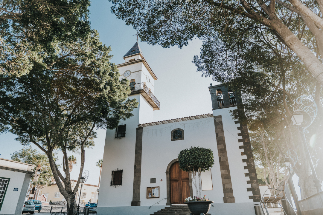 Kirche umgeben von Bäumen an einem sonnigen Tag auf Teneriffa.