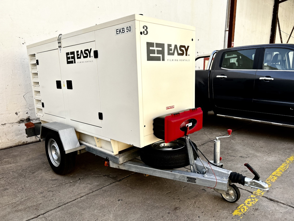 Generator am Anhänger mit Easy Filming Rentals-Logo in Teneriffa.