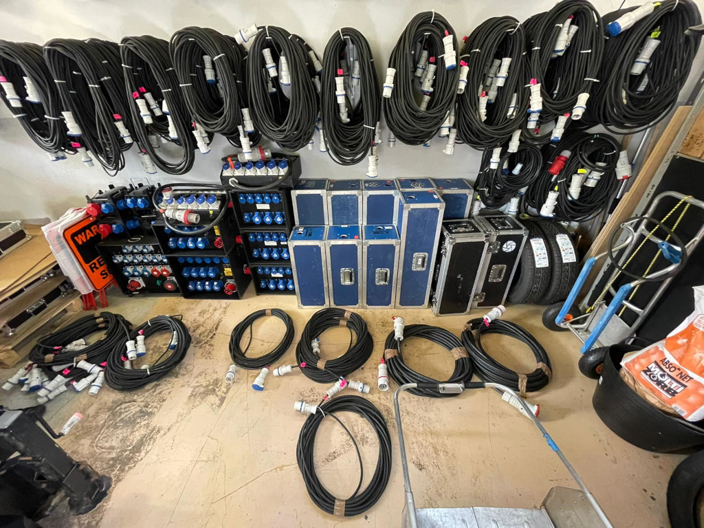 Kabel und Kisten mit elektrischer Ausrüstung sind in einem Lagerhaus auf Teneriffa organisiert.
