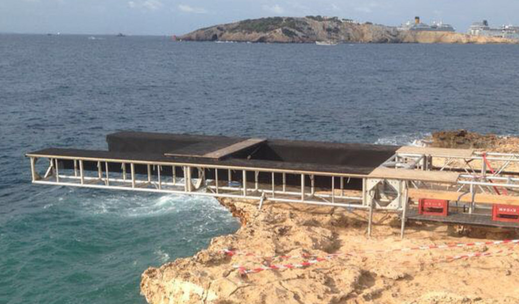 Plattform im Bau über dem Meer auf Teneriffa.