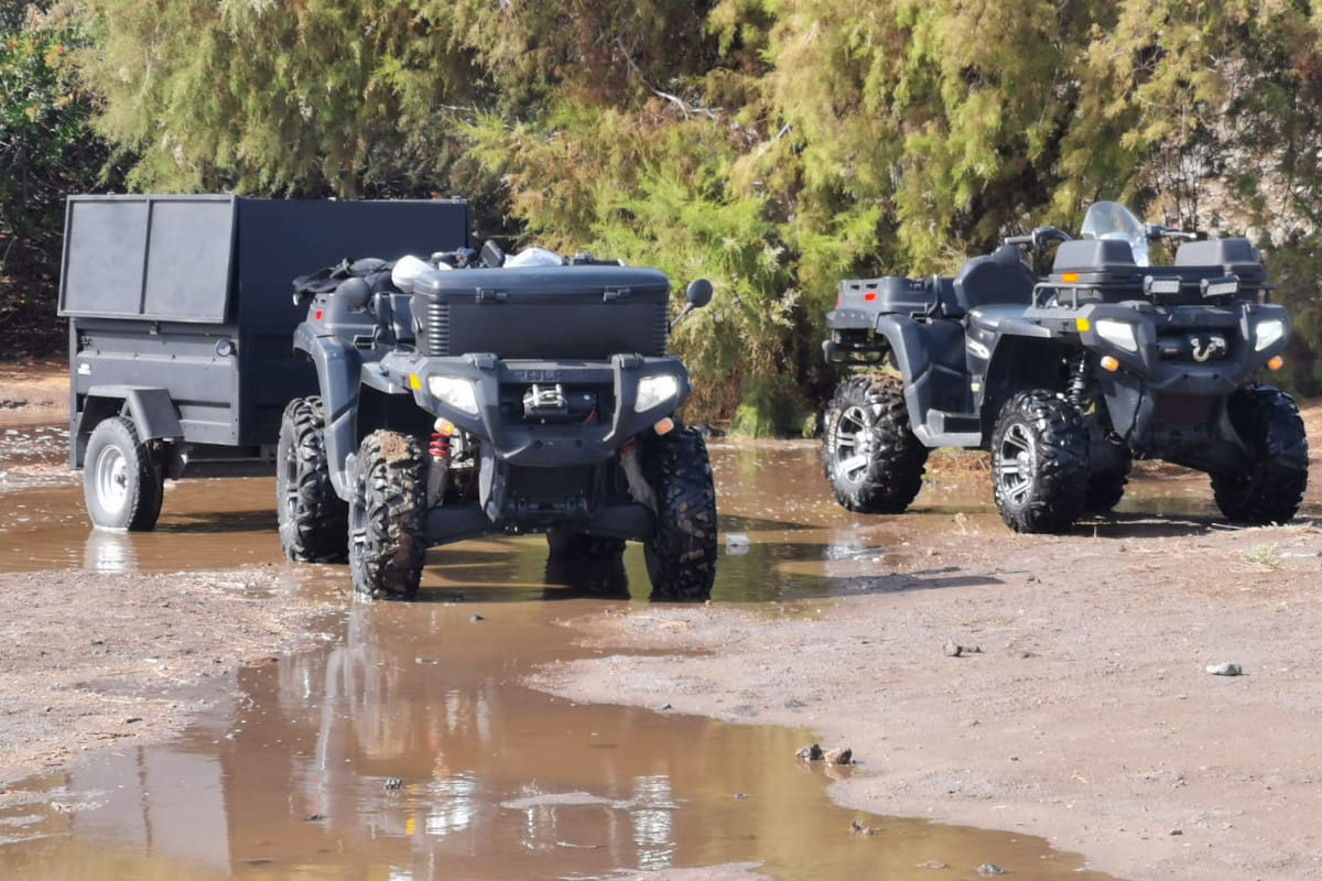 ATVs überqueren eine matschige Straße auf Teneriffa.