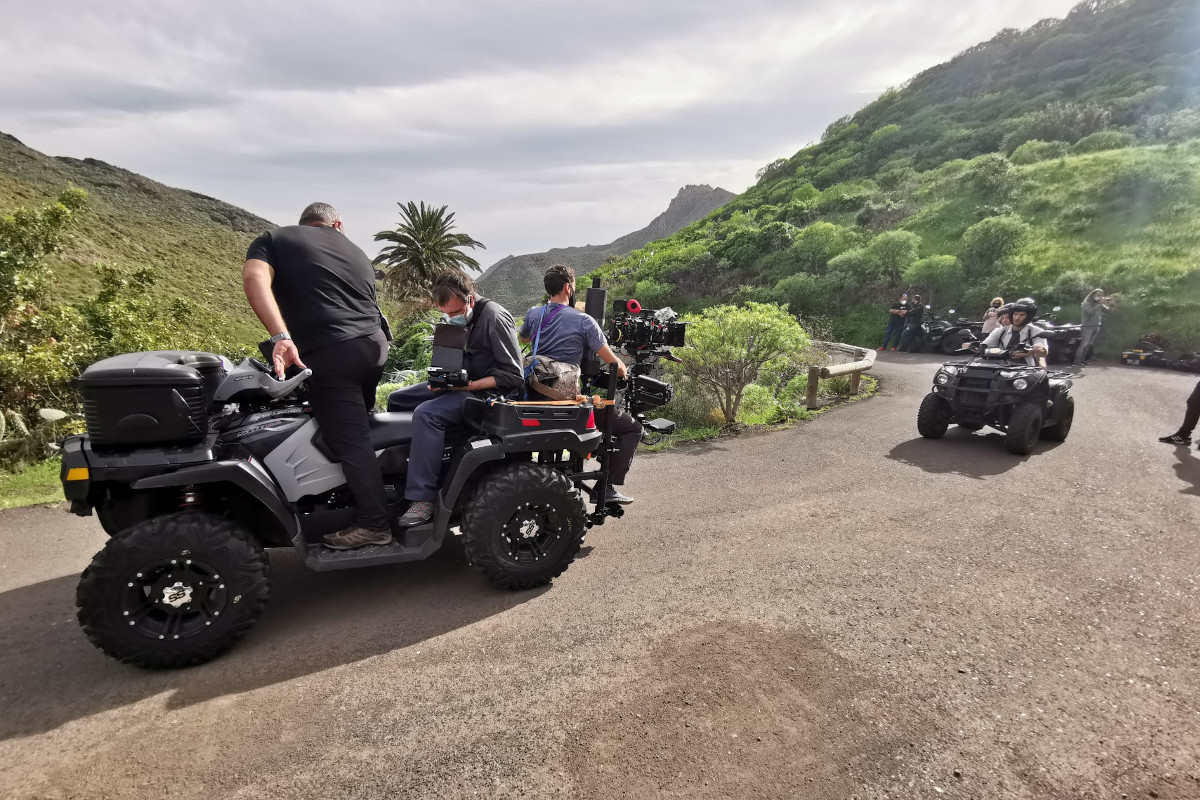 Menschen auf Quads mit Filmausrüstung auf einer Bergstraße auf Teneriffa.