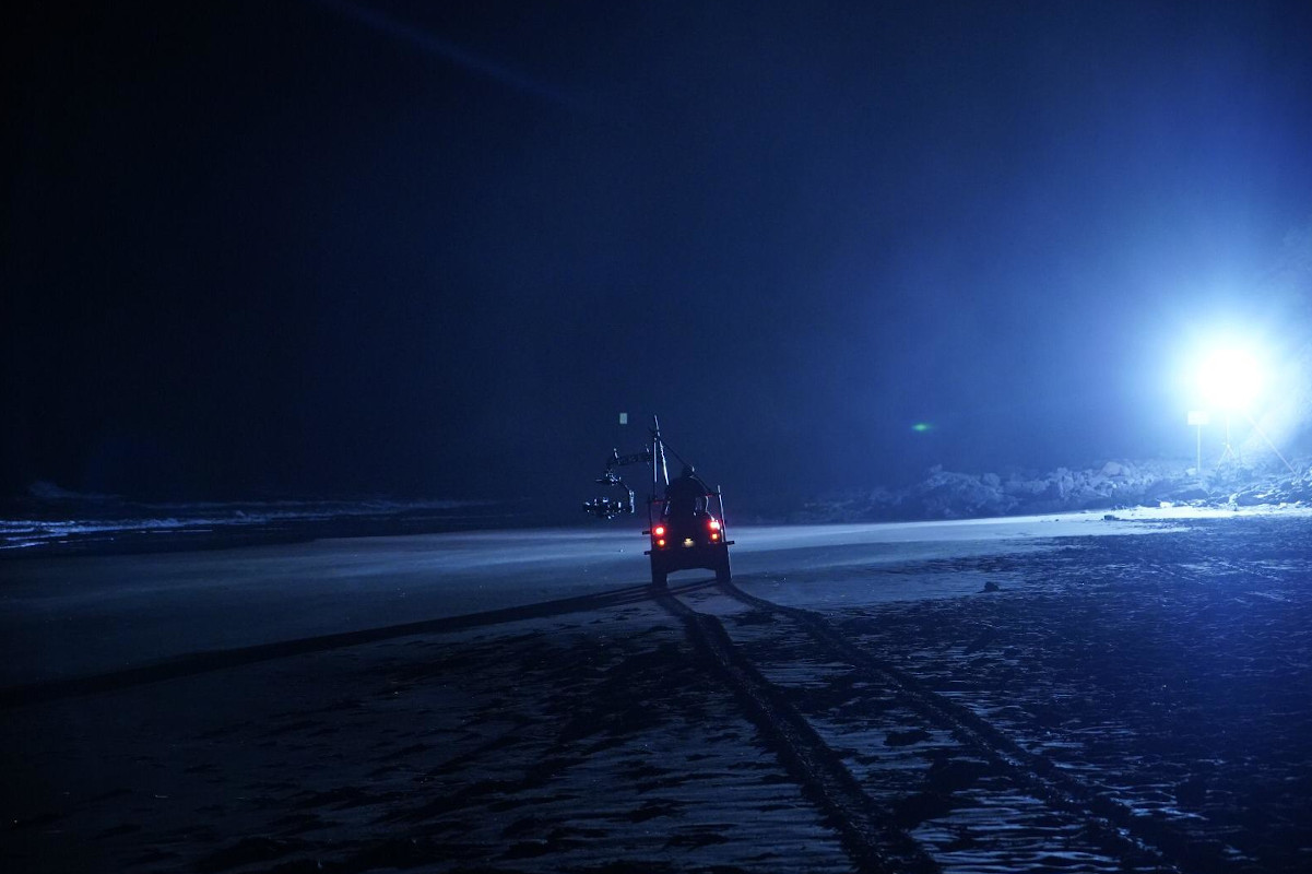 Kleines Fahrzeug am Strand, das nachts auf Teneriffa beleuchtet wurde.