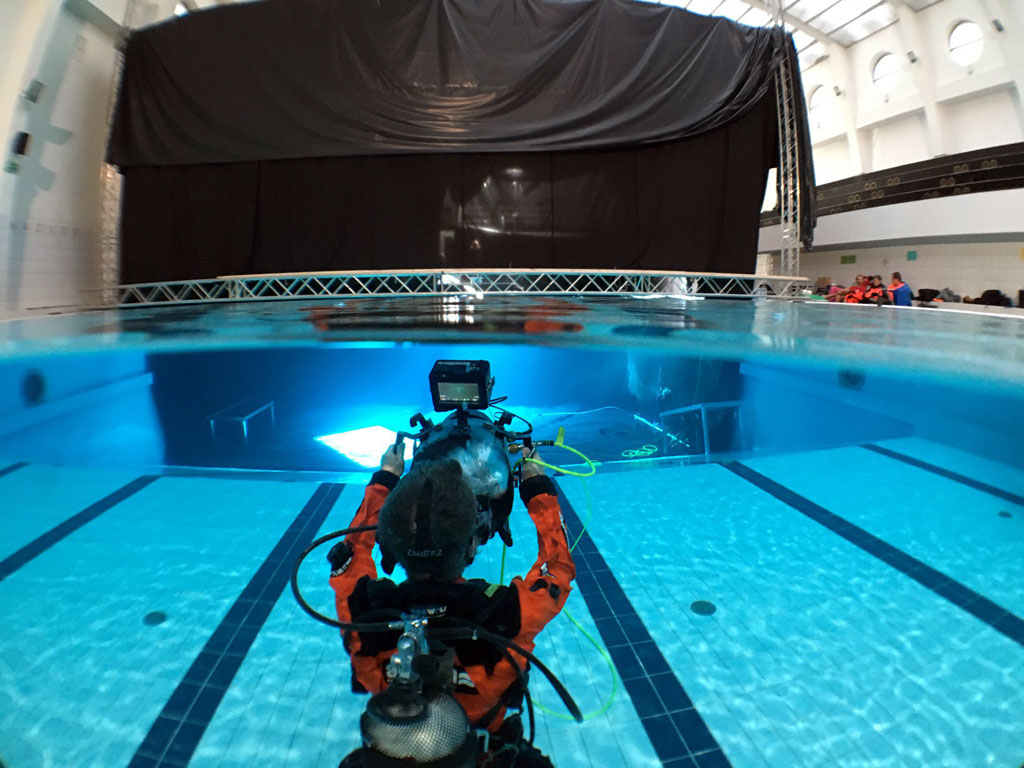 Unterwasserkamera im Schwimmbad auf Teneriffa mit Filmequipment.
