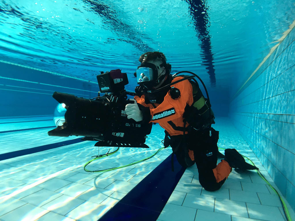 Taucher mit Unterwasserkamera in einem Schwimmbad auf Teneriffa.