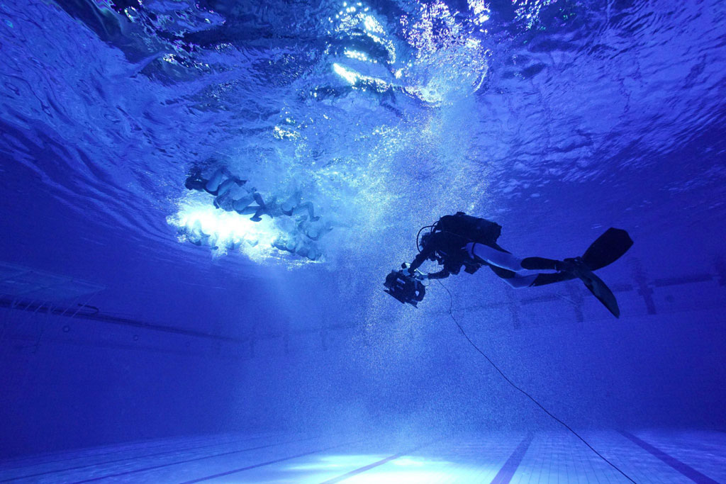 Professioneller Taucher in einem Unterwasserbecken in Santa Cruz de Tenerife.