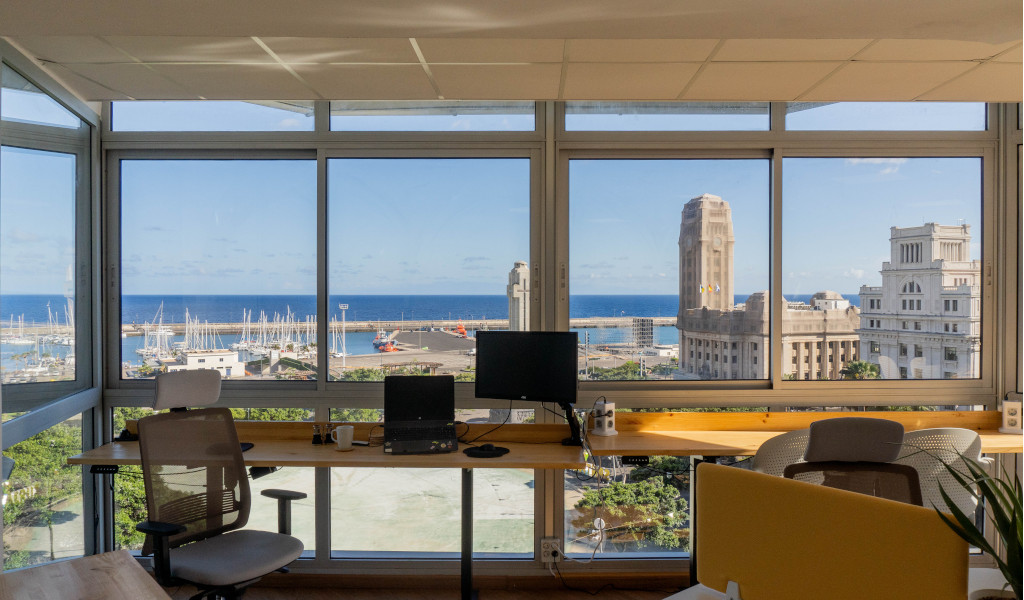 Büro mit Blick auf den Hafen von Santa Cruz de Tenerife und die umliegenden Gebäude.