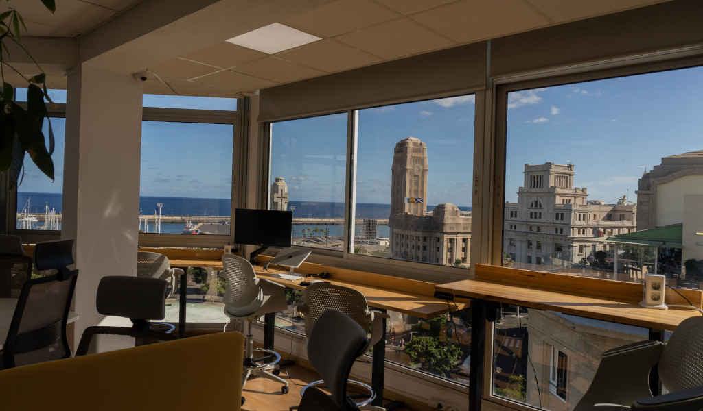 Arbeitsbereich mit Blick auf den Hafen und die Gebäude in Santa Cruz de Tenerife.