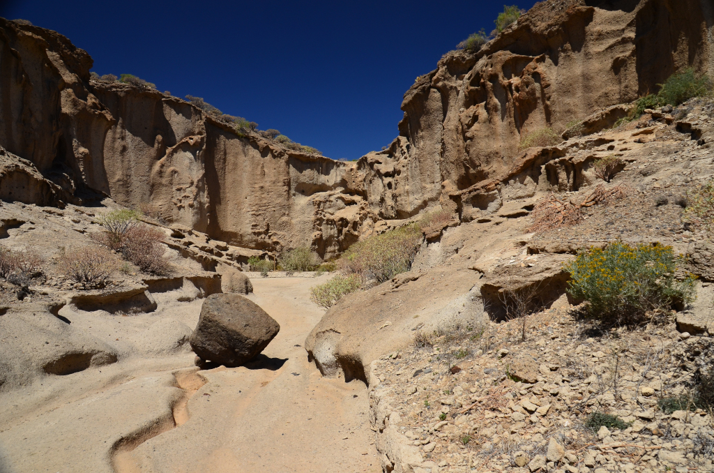 Barranco de las Vacas auf Teneriffa mit Felsformationen und einem großen Felsen.