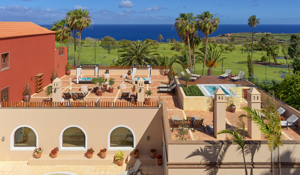 Terrasse mit Stühlen und Pflanzen mit Blick auf das Meer auf Teneriffa.