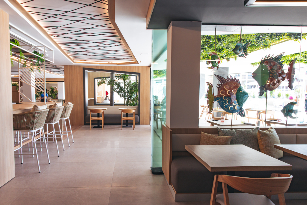 Modernes Restaurant auf Teneriffa mit Fischdekoration im Fenster.
