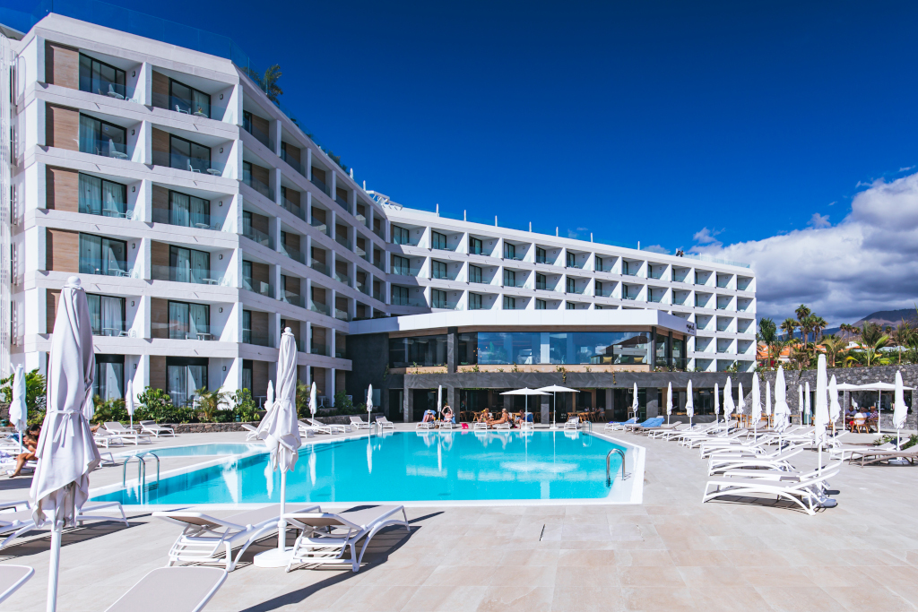 Modernes Hotel mit Pool und Sonnenliege in Costa Adeje, Teneriffa.