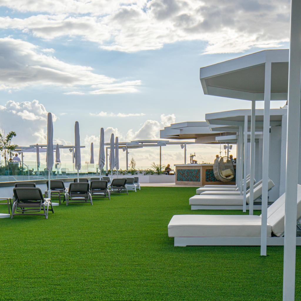 Terrasse mit Liegeplätzen und Sonnenschirmen in einem Hotel auf Teneriffa.