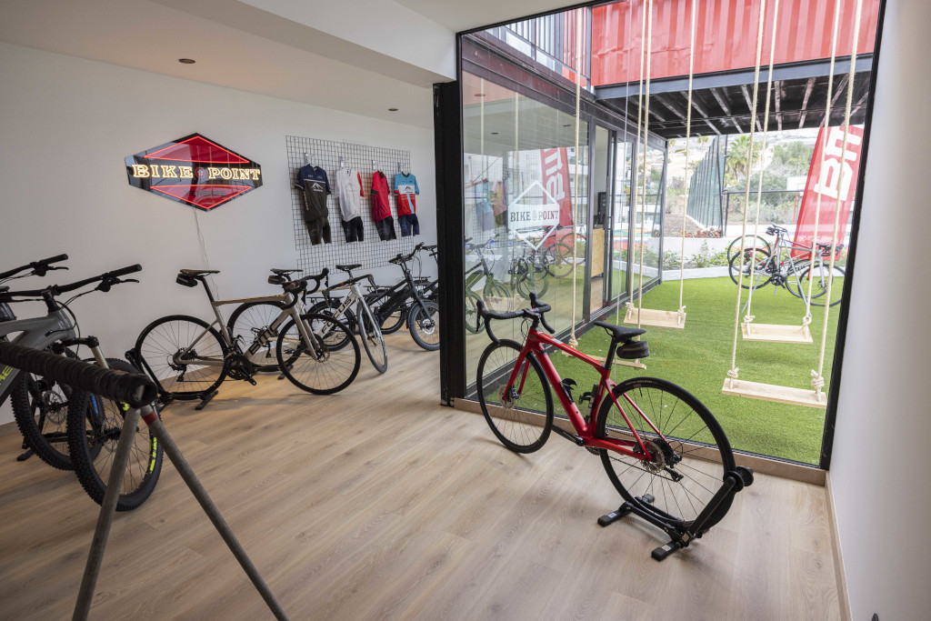 Bike Point Fahrradgeschäft auf Teneriffa mit verschiedenen Modellen.