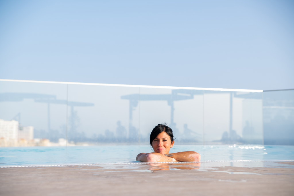 Person, die ein Schwimmbad in einem Hotel auf Teneriffa genießt.
