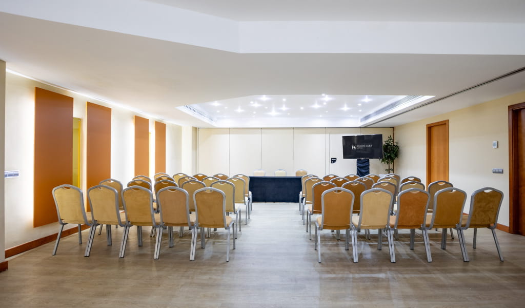 Konferenzraum mit in Reihen angeordneten Stühlen in einem Hotel auf Teneriffa.
