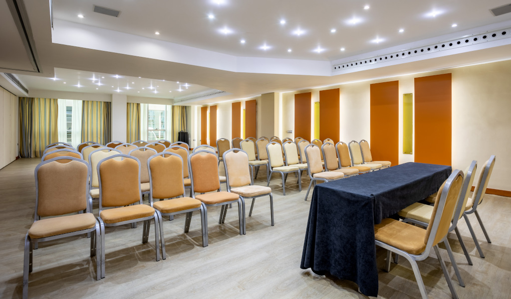 Konferenzraum mit Stühlen und Tisch in einem Hotel auf Teneriffa.