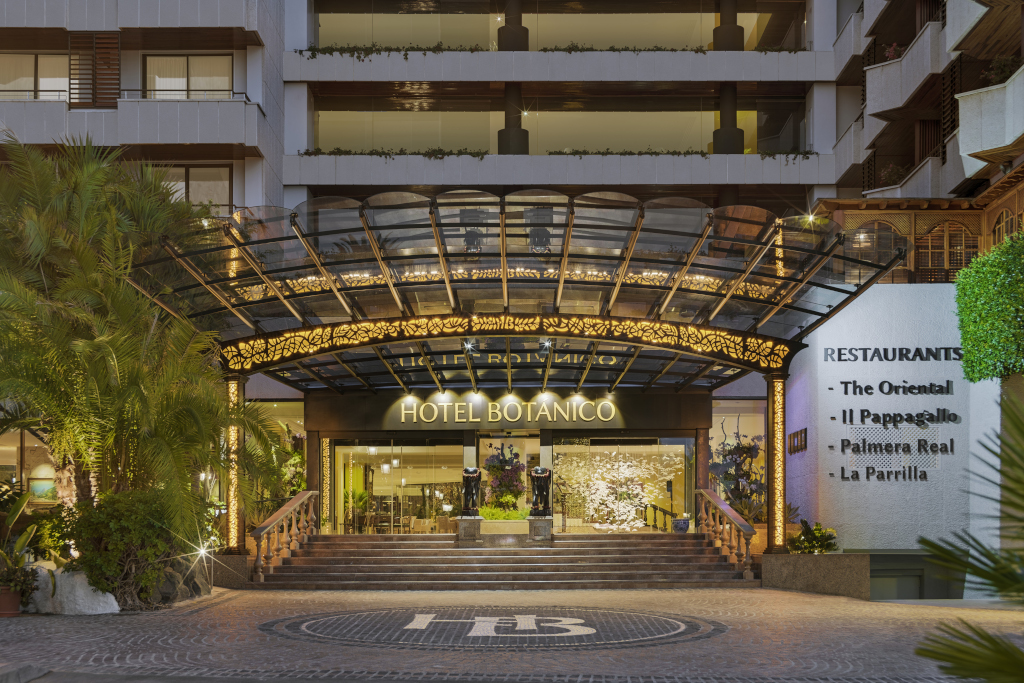 Haupteingang des Hotel Botánico auf Teneriffa mit Liste der Restaurants.