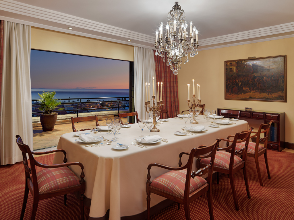 Speisesaal mit elegantem Tisch und Sonnenuntergangsblick auf Teneriffa.