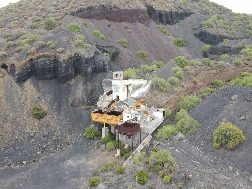 Eine alte, verlassene Fabrik in der vulkanischen Landschaft von Teneriffa.
