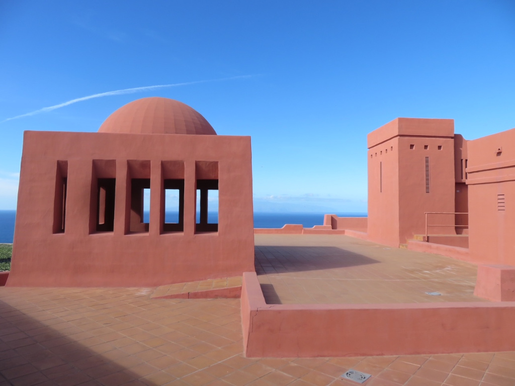 Moderne Architektur auf Teneriffa mit blauem Himmel und Meer im Hintergrund.