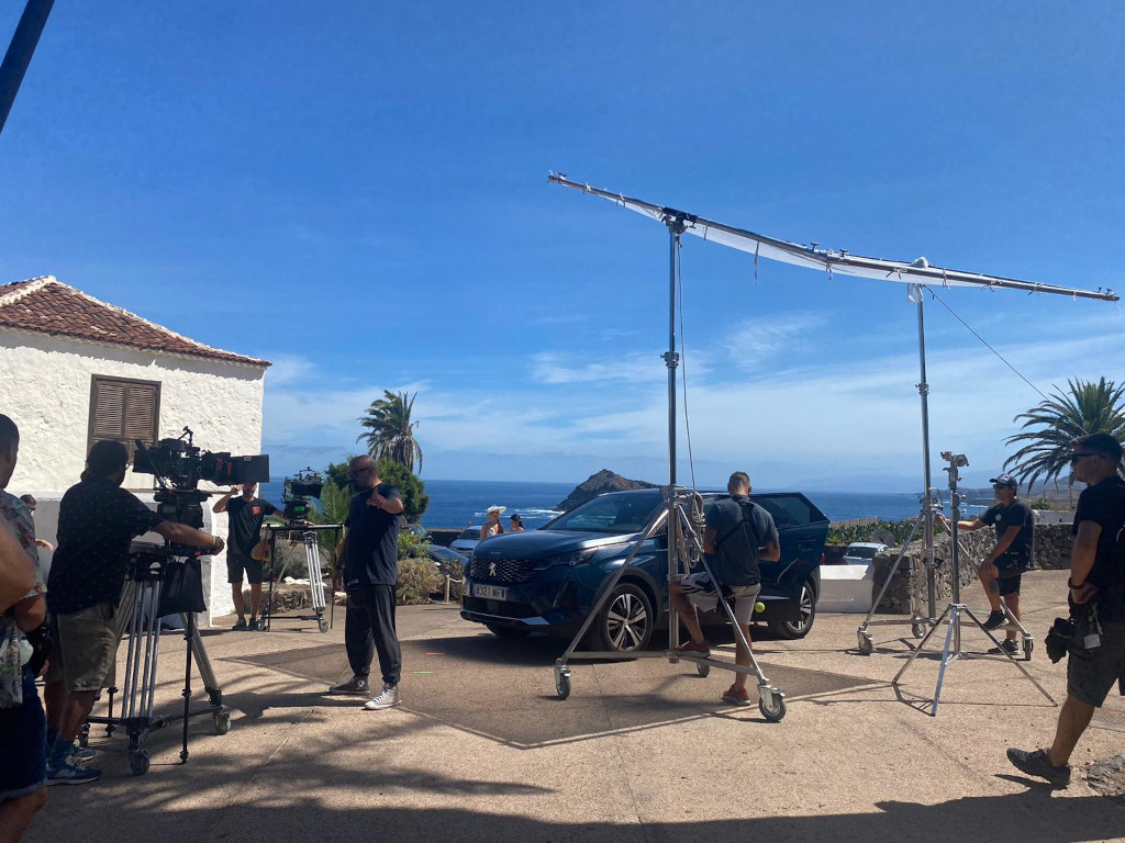 Filmteam an einem Küstenstandort auf Teneriffa mit Meeresblick.