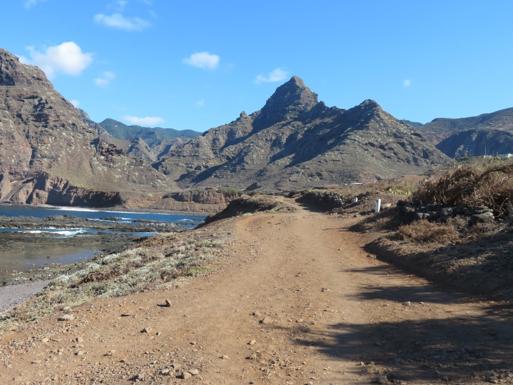 Landstraße zu den Bergen in Anaga, Teneriffa.