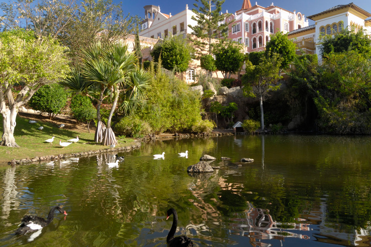 Lagune mit Schwänen und Herrenhaus in Santa Úrsula, Teneriffa.